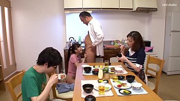 พ่อเลี้ยงเย็ดลูกสาวของเธอ ลูกชายระยำแม่เลี้ยง 13 min