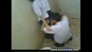 คลิปหลุดนักเรียนสาวแอบเย็ดกับนักศึกษาหนุ่มรุ่นพี่ในห้องน้ำข้างโรงเรียนรีบเย็ดอย่างเงี่ยนเลย