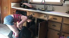 เย็ดหีเจ้าของบ้านขี้เงี่ยน XXX โดนช่างปะปาเย็ดแก้เงี่ยนให้