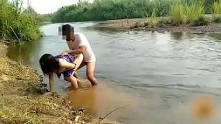 คลิปหนังXXX หนุ่มไทยหื่นกามจับสาวอาบน้ำเย็ดโหดริมคลอง