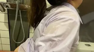 ดูหนังxไทยน้องแพมนักเรียนสาวหีสวย นั่งดูดควยแฟนในห้องน้ำ แฟนหนุ่มยืนเย็ดจ้ำหำแข็งในห้องน้ำ